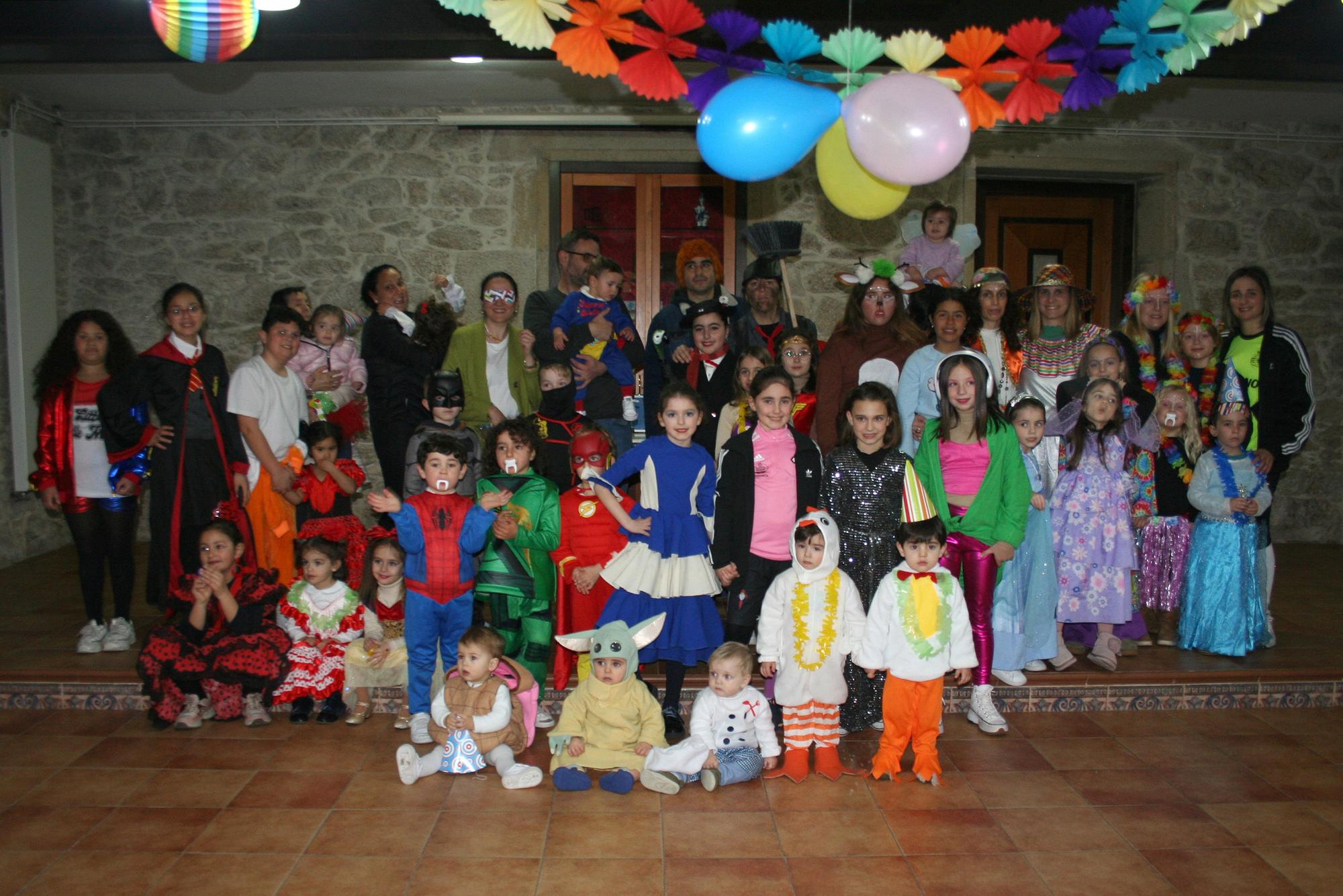 Foto de familia de los asistentes a la fiesta en Vista Alegre, el lunes.jpg