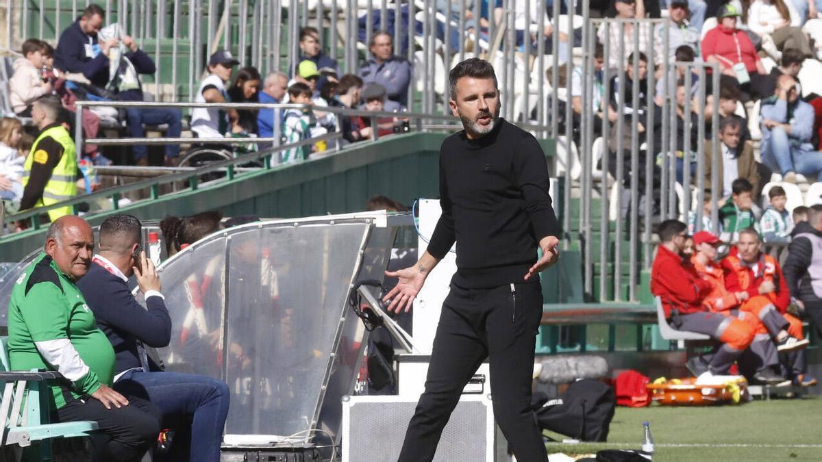 Iván Ania, en la banda de El Arcángel, durante un encuentro del Córdoba CF, esta temporada.
