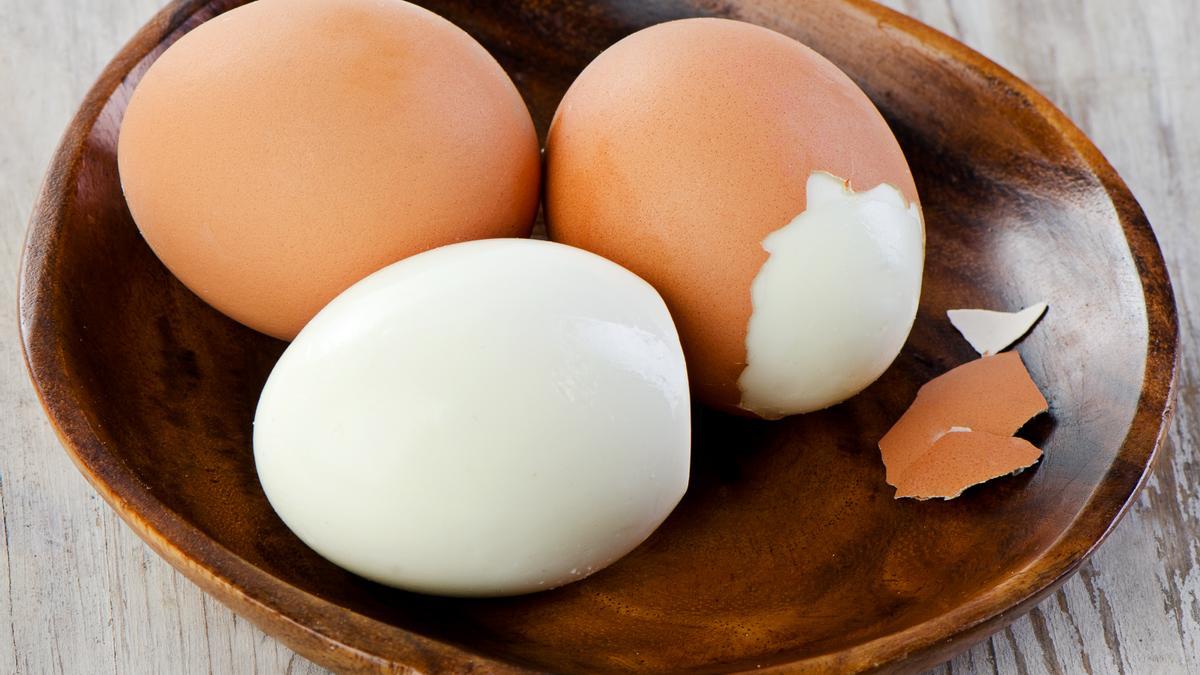 Un bol de huevos cocidos en la Air Fryer.