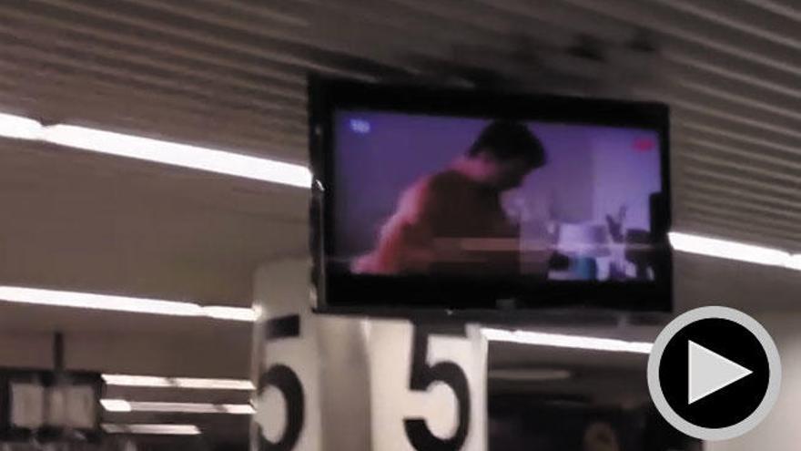 La película se vio en una de las pantallas del aeropuerto.