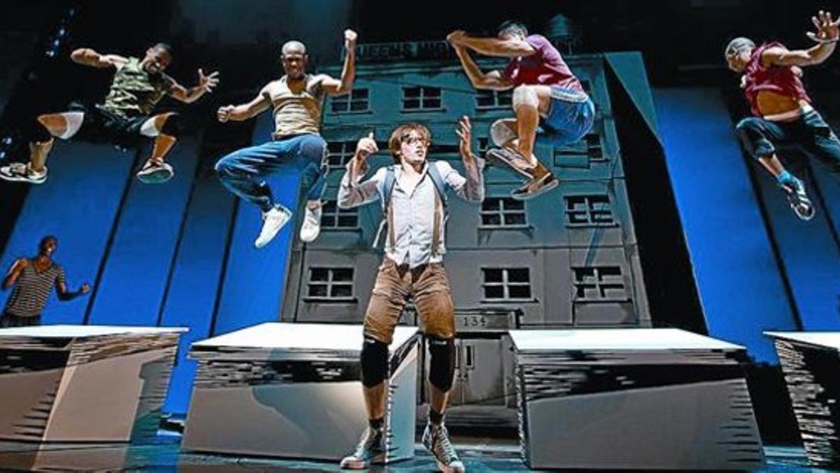 Recreación de la calle de Broadway donde se estrena el musical sobre Spiderman, con el célebre personaje de la Marvel en primer plano.