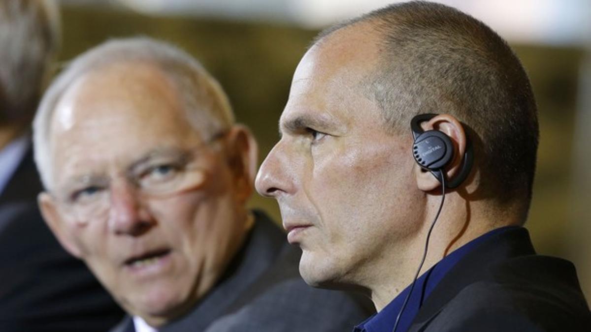 El ministro de Finanzas alemán, Wolfgang Schaeuble, observa a su homólogo griego, Yanis Varoufakis, el jueves en Berlín.