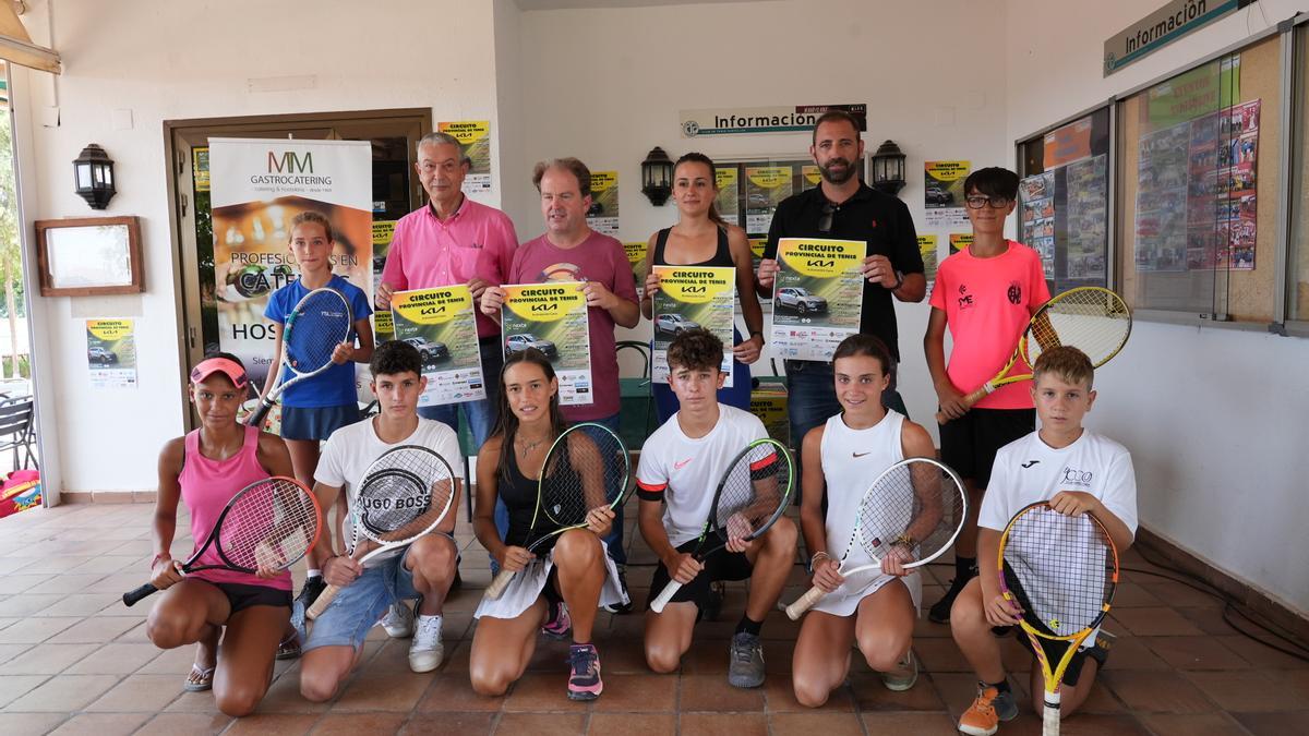 Mario Molina, Jorge Bellés, Tania Baños y Omar Braina junto a los ganadores de la pasada edición del Circuito Provincial durante la jornada de ayer.