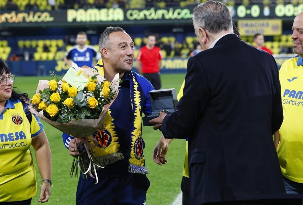 Santi Cazorla, en el homenaje de la afición del Villarreal en su visita con el Real Oviedo.