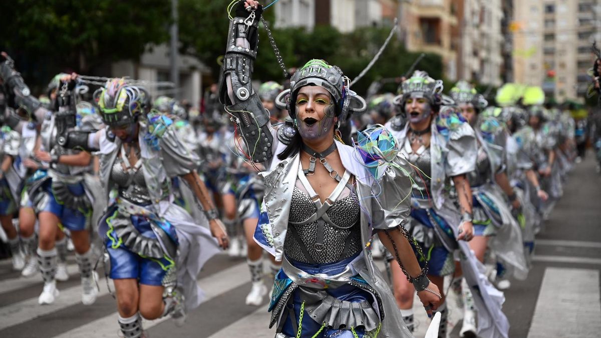 La comparsa Anuva en las calles de Badajoz en 2023.