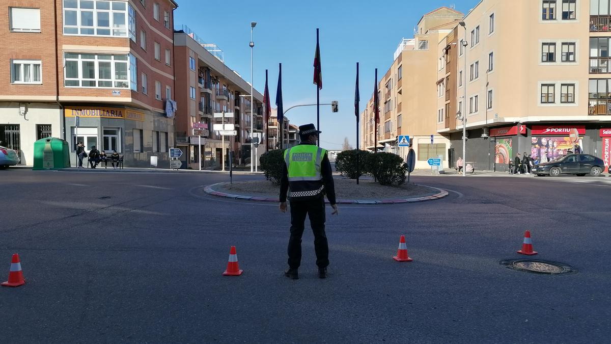 Un efectivo de la Policía Local regula el tráfico en una rotonda de la ciudad