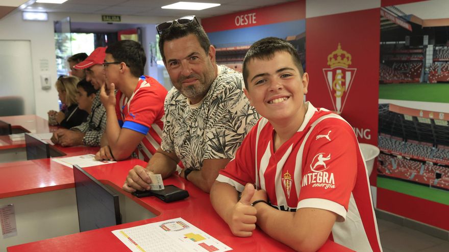 Más de mil renovaciones en la jornada inaugural de la campaña de abonados: &quot;Por el Sporting, lo que sea&quot;