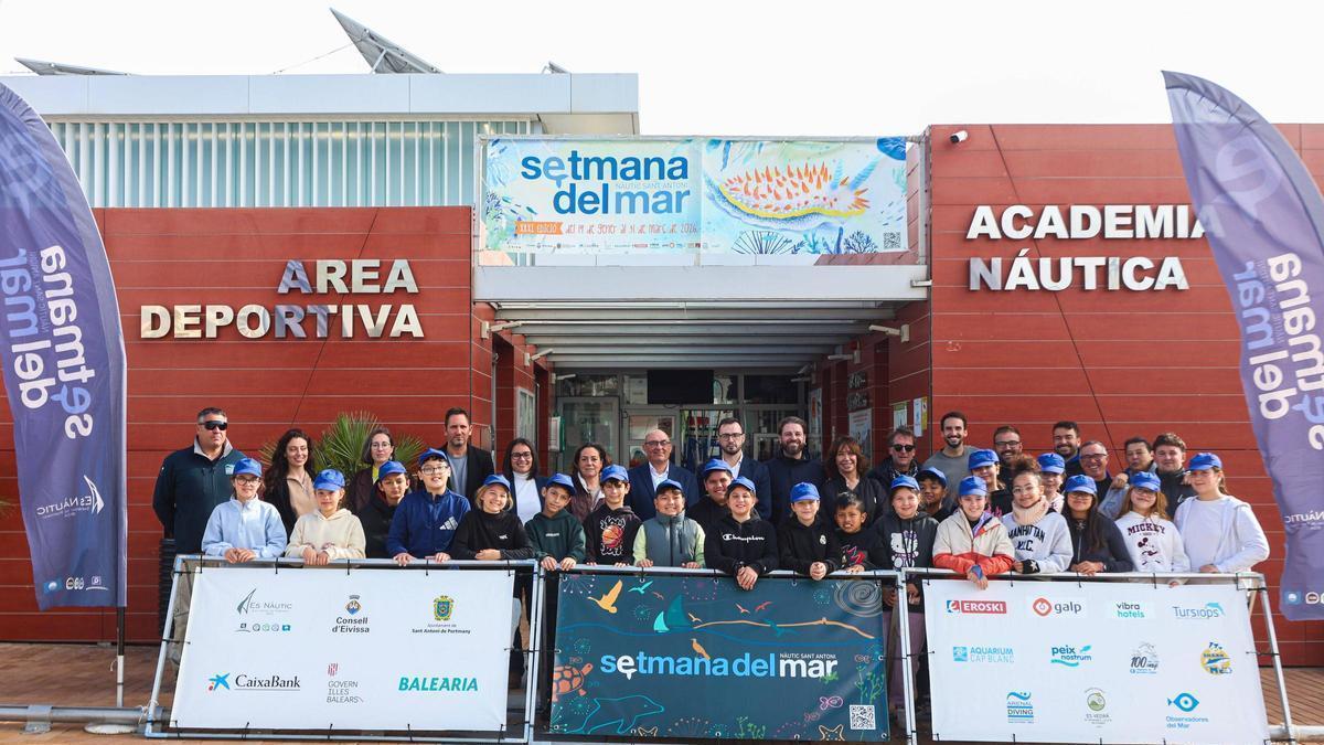 Foto grupal de los alumnos del Santíssima Trinitat en la presentación de la XXXI edición de la 'Setmana del mar'.