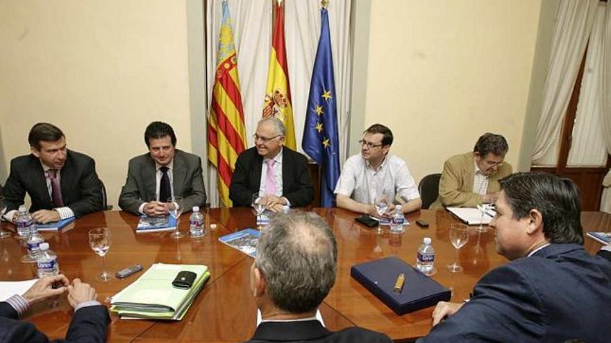 Un momento de la reunión celebrada ayer para constituir el grupo de trabajo.