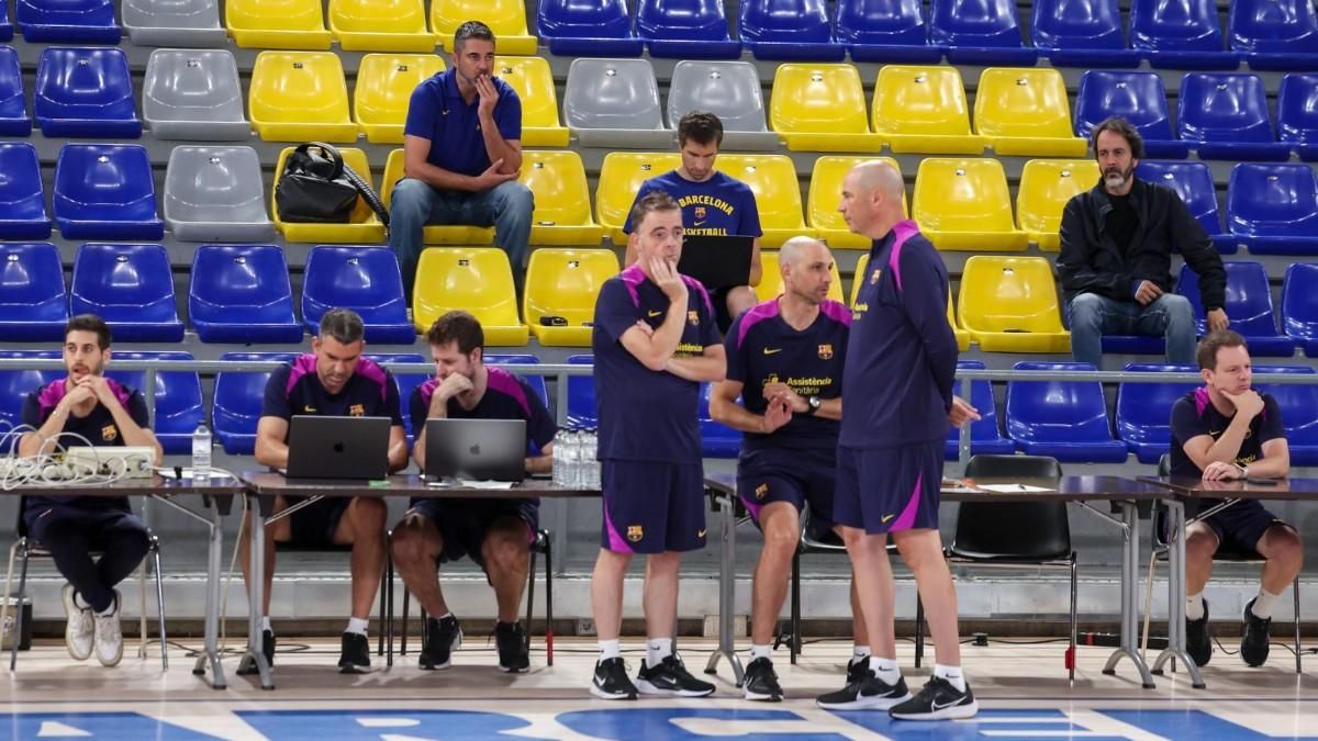 Joan Peñarroya junto a su staff, bajo la atenta mirada de Juan Carlos Navarro