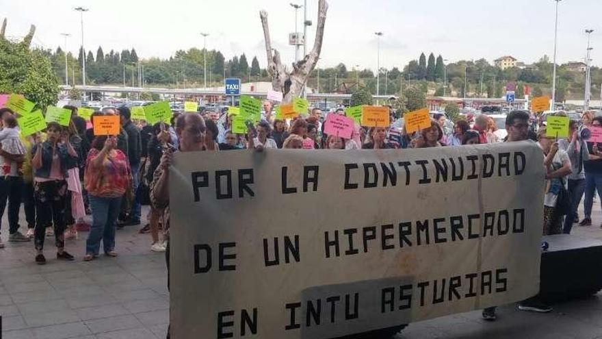 Protesta de trabajadores de Eroski en Intu Asturias, ayer.