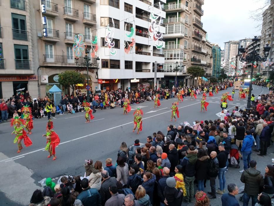 Miles de personas se congregan en el centro de la ciudad para seguir la marcha de las 28 agrupaciones que desfilaron entre Isaac Peral y la Porta do Sol.