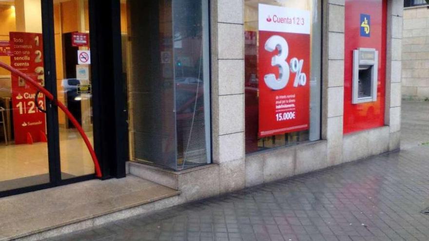 La sucursal bancaria asaltada en la calle Aragón por un hombre armado. // FdV