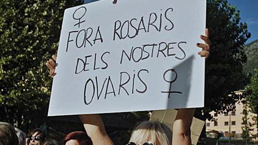 Una manifestant a favor del dret a avortar a Andorra.