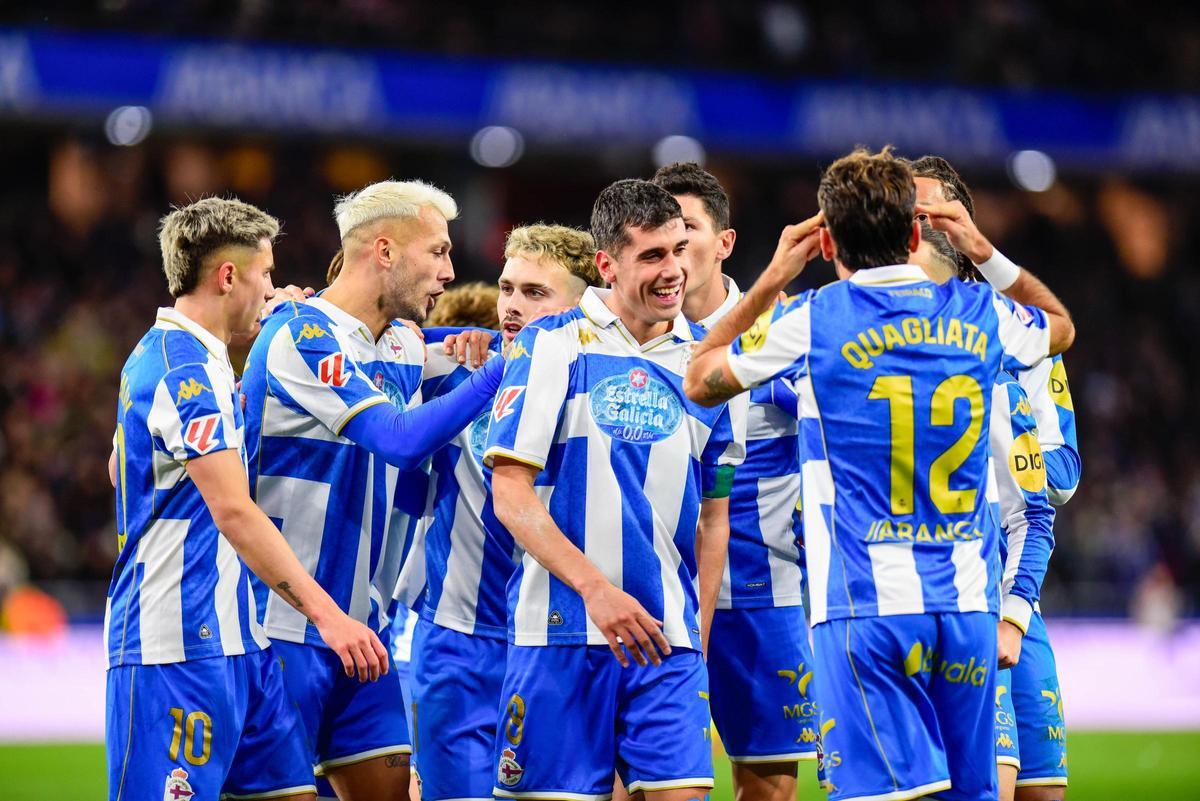 Los jugadores del Deportivo celebran un gol ante el Cádiz en Riazor