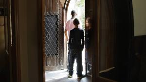 Dos adolescentes, en un centro de menores de Mataró.