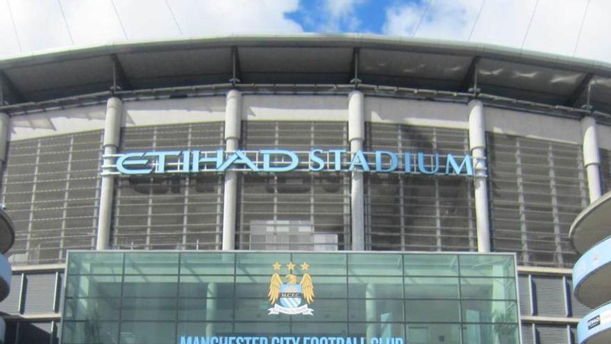 Entrada al Etihad Stadium.