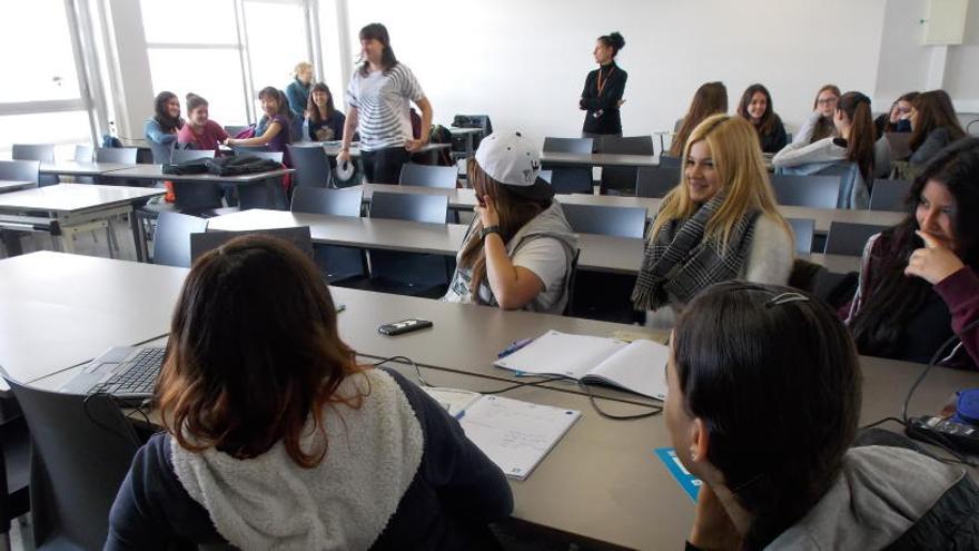 Estudiants a la jornada Noies TIC a l&#039;EPSEM