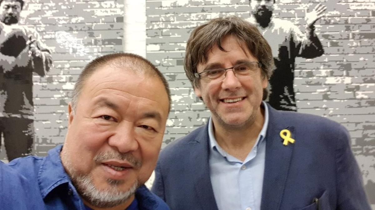 La foto de Carles Puigdemont y Ai Weiwei que el 'expresident' ha publicado en su cuenta de Twitter.