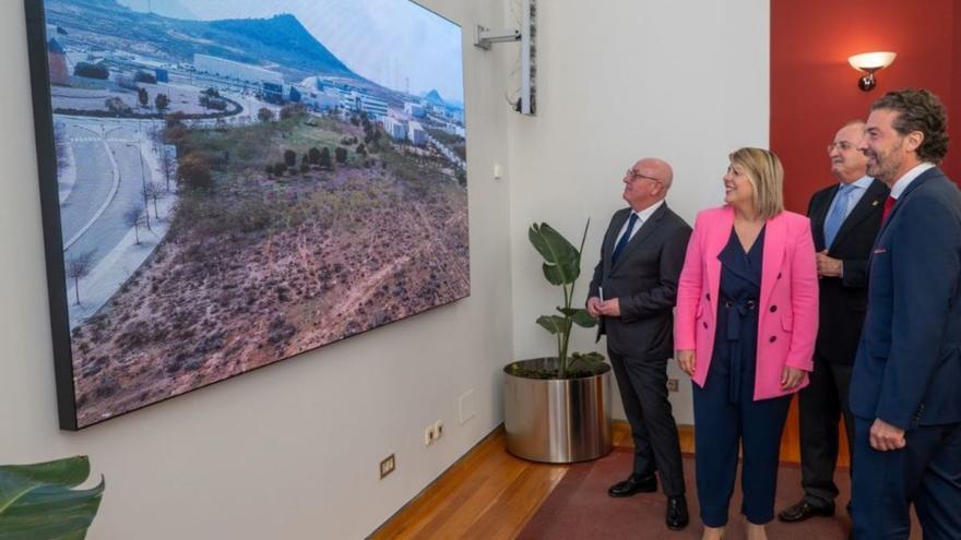 La alcaldesa, Noelia Arroyo, junto al responsable de la FREMM, Alfonso Hernández.