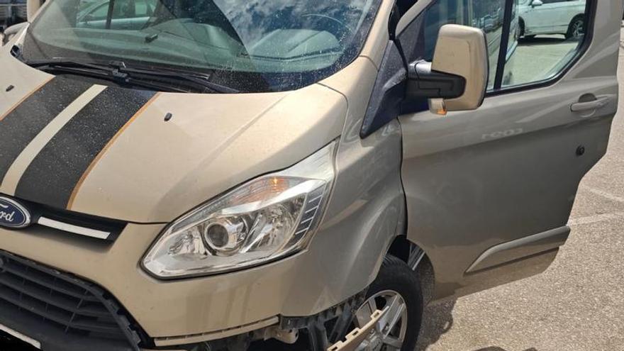 Roba una furgoneta en Murcia y acaba empotrado contra un establecimiento tras una peligrosa huida