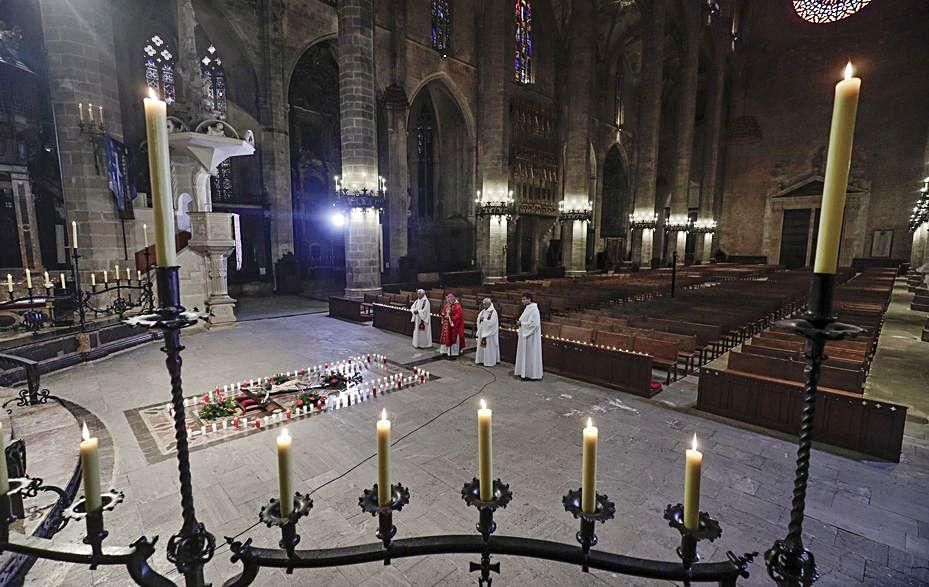 Misa de Viernes Santo en la Catedral en abril de 2020. MANU MIELNIEZUK