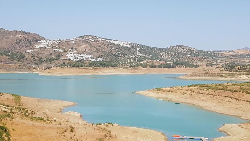 El pantano de La Viñuela es el que peor momento atraviesa y su escasez de reservas lo ha dejado ya en situación de sequía.