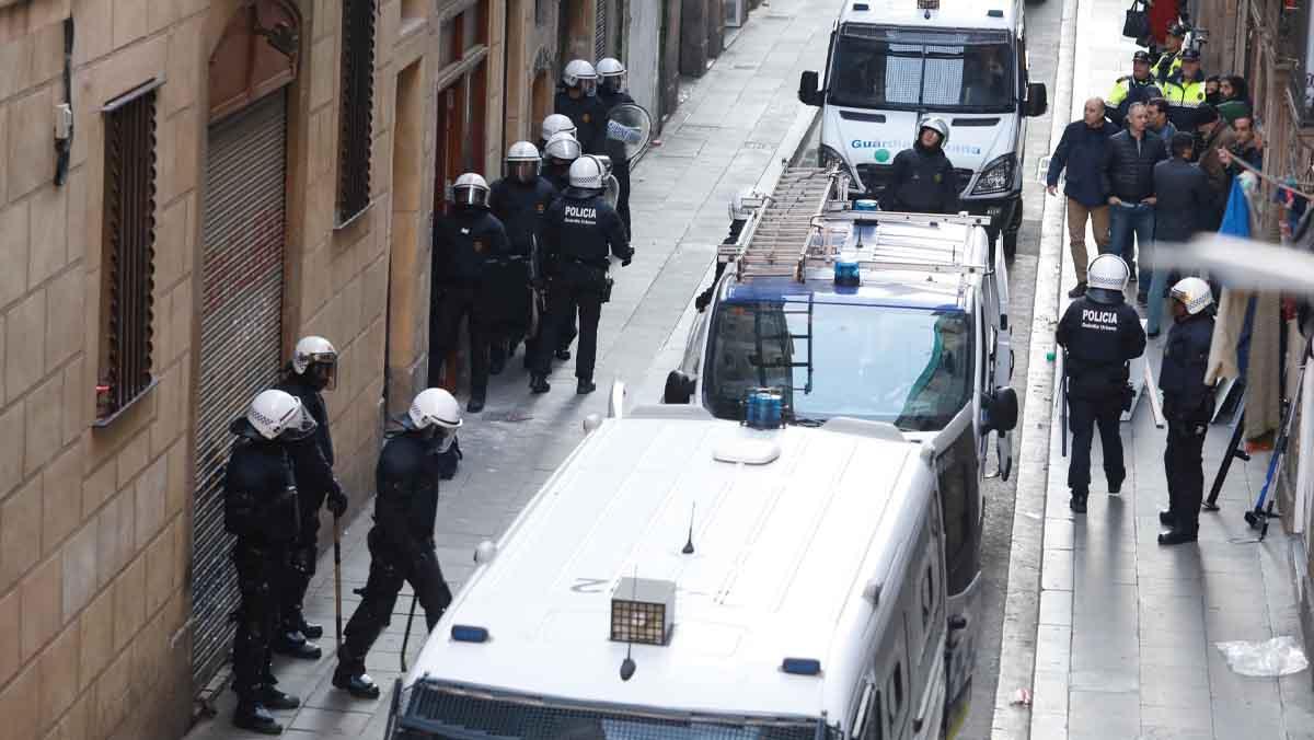 La Guàrdia Urbana desallotja la finca municipal del carrer Sant Ramon.