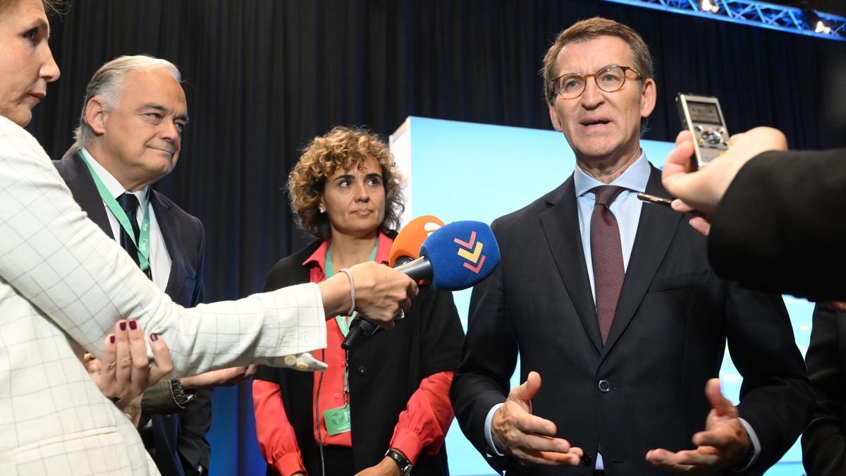 Alberto Núñez Feijóo junto a Esteban González Pons y Dolors Montserrat en la reunión del PPE Róterdam.