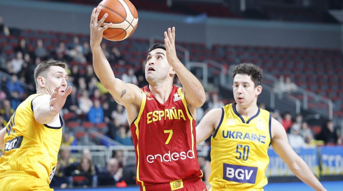Jaime Fernández entra a canasta, ayer, ante Ucrania.   | EFE