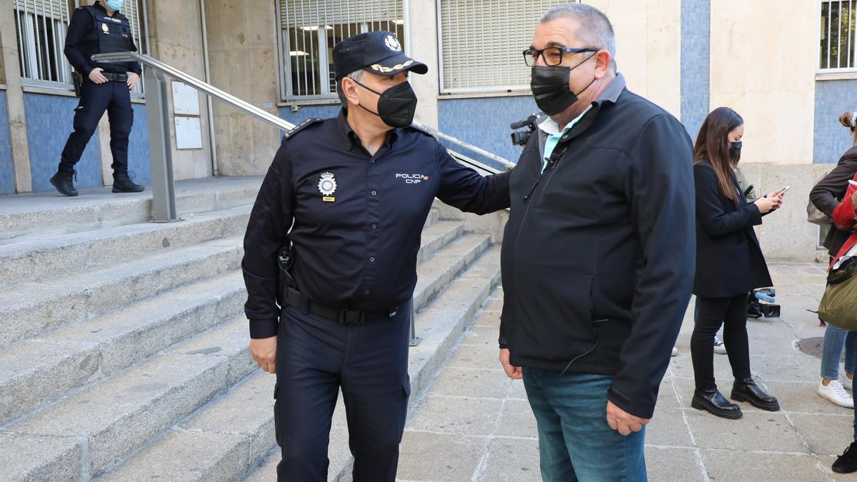 A la derecha, uno de los agentes agredidos el pasado 12 de octubre en Zaragoza.