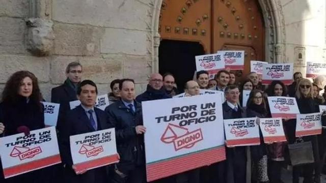 Abogados de oficio durante una manifestación para exigir mejoras en su situación laboral.
