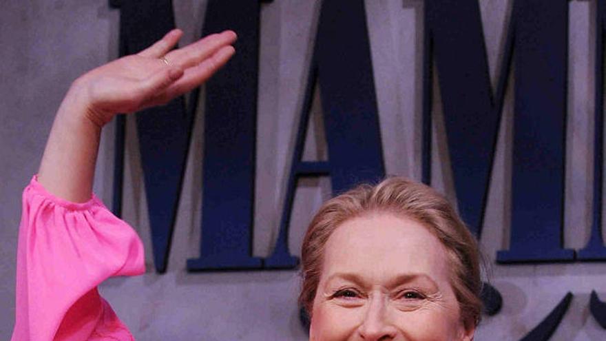 La ganadora de dos premios Oscar de la Academia, la actriz estadounidense Meryl Streep posa para los fotógrafos  durante la rueda de prensa en la que fue promocionada en Japón la película &quot;Mama Mía&quot;.