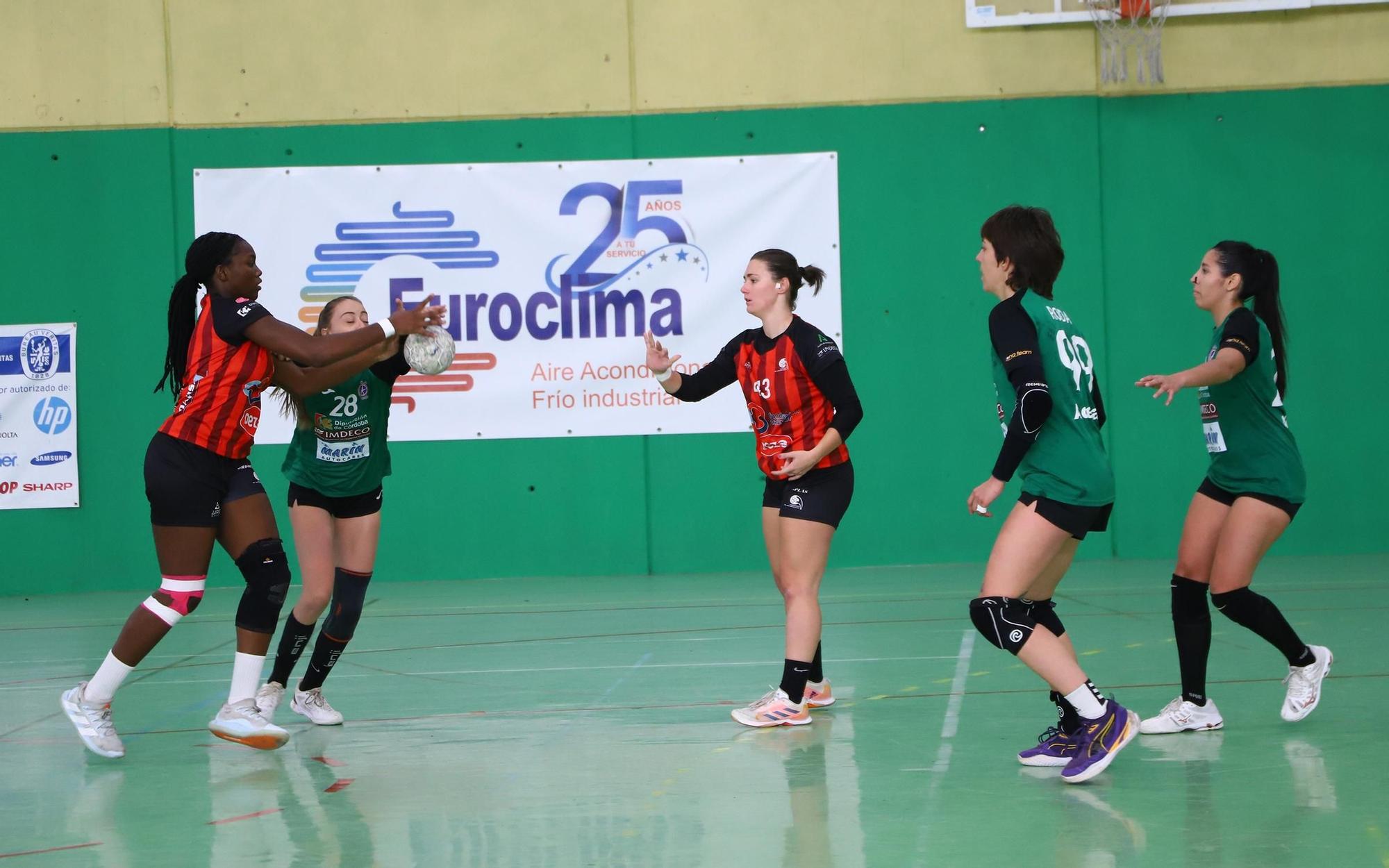 Adesal - Deza Cajasur : el derbi del balonmano femenino cordobés en imágenes