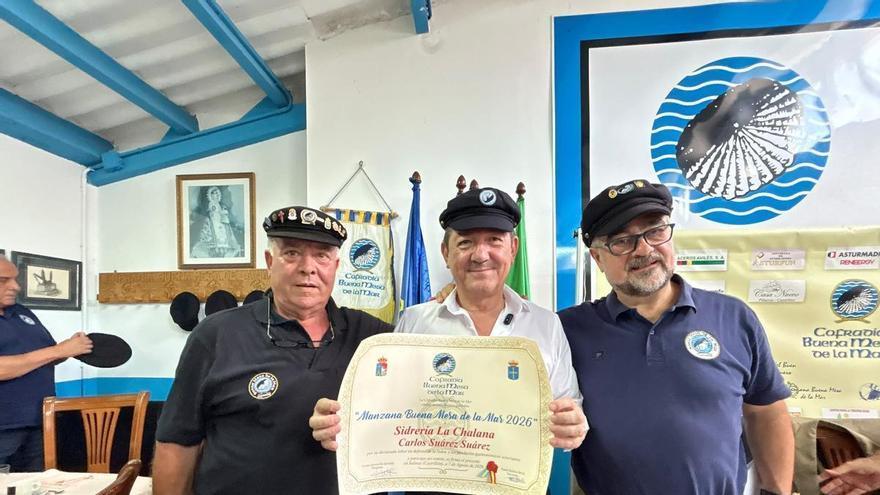 Carlos Suárez, fundador de La Chalana, recibe la "Manzana Buena Mesa de la Mar: "La clave es tener una clientela fiel y unos proveedores maravillosos"