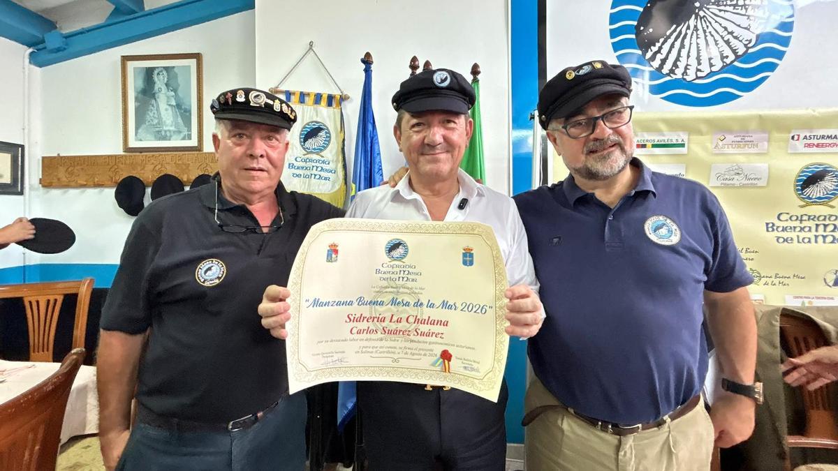 Carlos Suárez, fundador de La Chalana, recibe la "Manzana Buena Mesa de la Mar: "La clave es tener una clientela fiel y unos proveedores maravillosos"