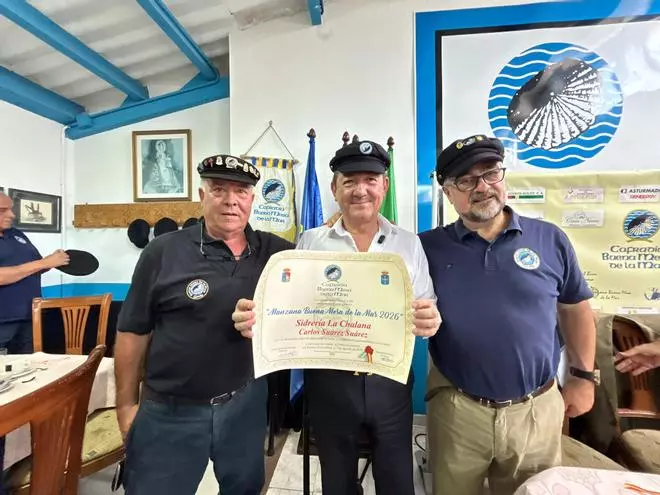 EN IMÁGENES: Carlos Suárez, fundador de La Chalana, recibe en Salinas el premio "Manzana de la buena mesa de la mar"