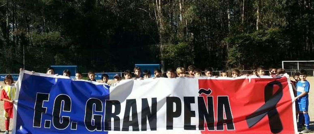 Pancarta desplegada por la cantera del Gran Peña antes del partido.