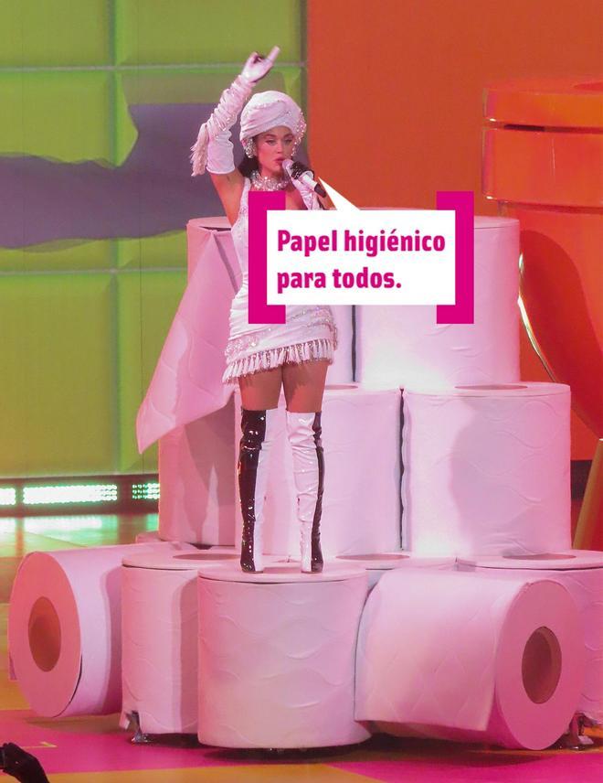 Katy Perry sobre rollos de papel higiénico