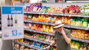 El consum per llar segueix per sota del nivell prepandèmia