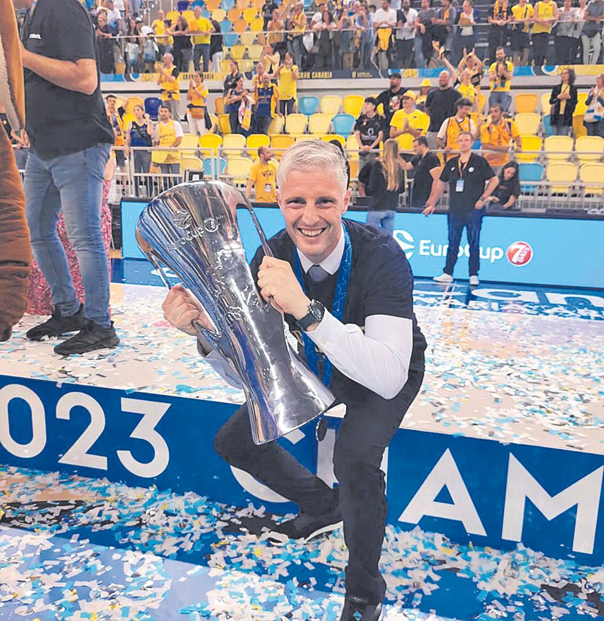 Manuel Peña posa sonriente con el trofeo de ganador de la Eurocup.