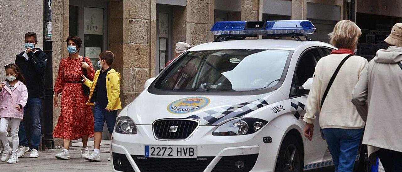 Un coche de la Policía Local patrulla por el centro de Pontevedra.