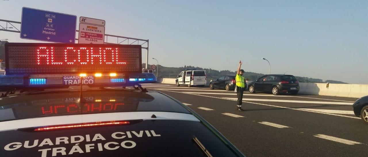 Control de la Guardia Civil de Tráfico tras la celebración de San Juan en A Coruña en 2018. |   // G. C.