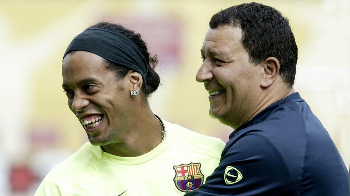 Ten Cate, exentrenador del Barça: "Entrenábamos a solas con Ronaldinho en el Camp Nou por las tardes"