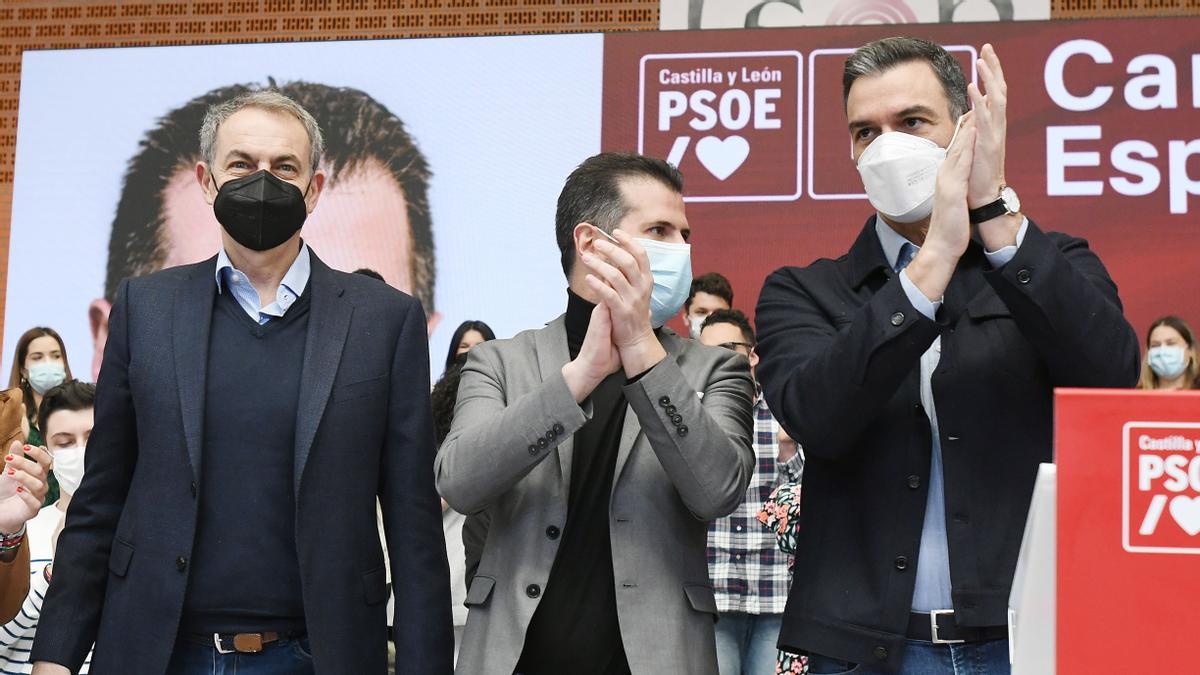 El presidente del Gobierno Pedro Sánchez (d) junto con el expresidente José Luis Rodríguez Zapatero (i) y el candidato del PSOE a la presidencia de la Junta de Castilla y León, Luis Tudanca (c) participa este domingo en un mitín en León por la campaña a las lecciones autonómicas del próximo día 13 de febrero.