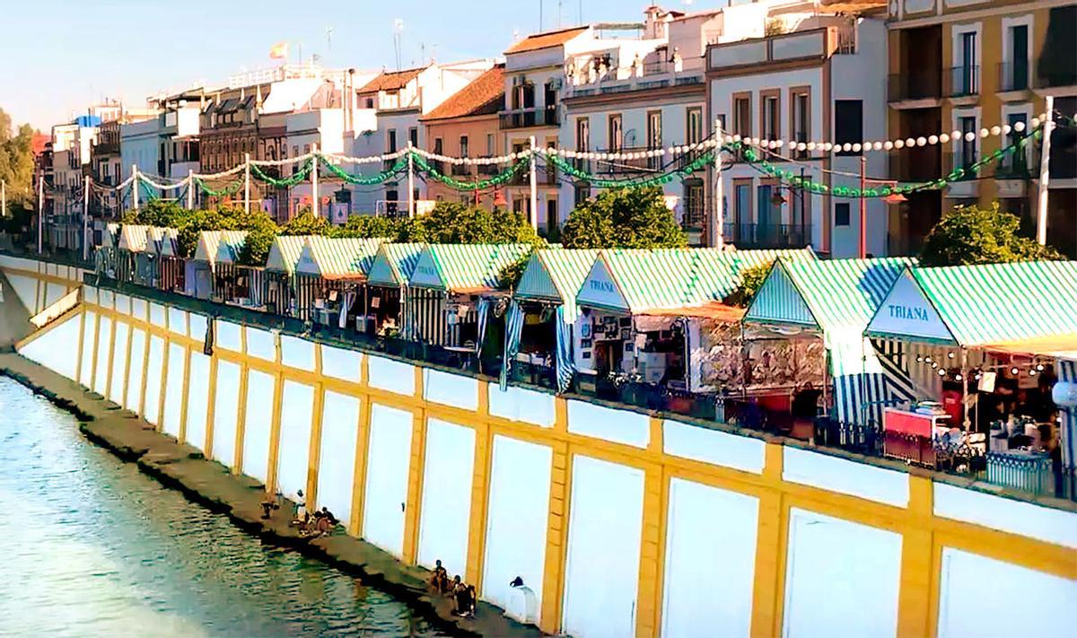 Imagen de las casetas en la calle Betis de Sevilla durante la Velá de Santa Ana.