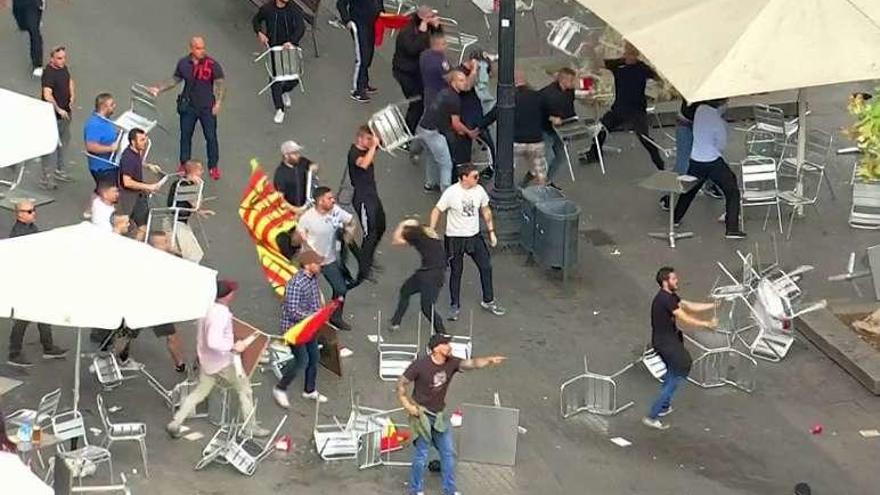 Batalla campal al margen de las manifestaciones | Después de la marcha convocada por SCC se desató una trifulca a sillazos (en la foto) en una zona de terrazas de la céntrica plaza de Cataluña, al parecer entre grupos ultras futbolísticos enfrentados entre sí. Los Mossos identificaron a una veintena de personas. No hubo detenciones.