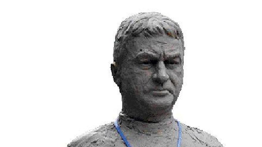 Estatua de Hiddink hecha por Yevgeny Yablonsky en una villa de Crimea.