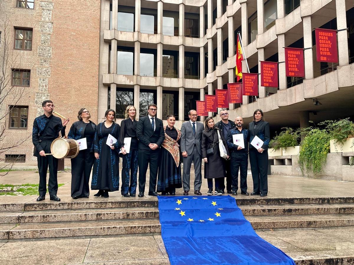 La delegación a la salida de la presentación.