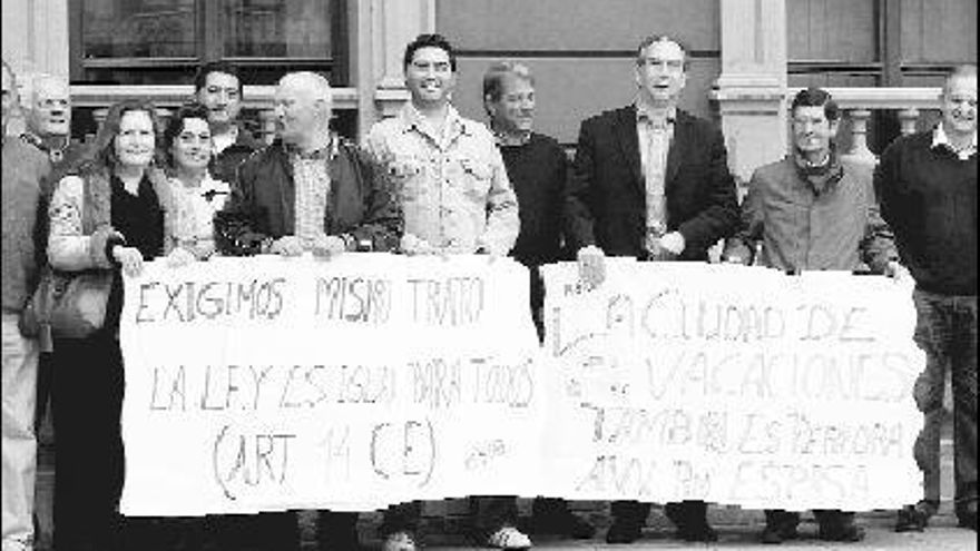 Vecinos de Perlora concentrados ayer a las puertas del Ayuntamiento.